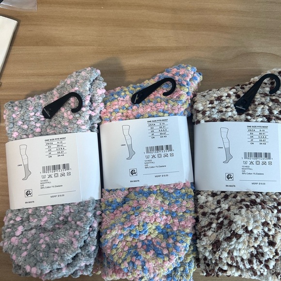 UGG Women's Cozy Chenille Crew Socks bundles - Picture 2 of 2